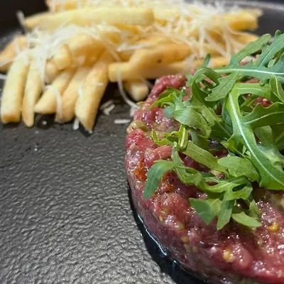Тартар из конины с картофелем фри
