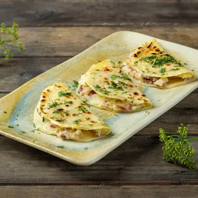 Мини кыстыбый с говяжьими щечками